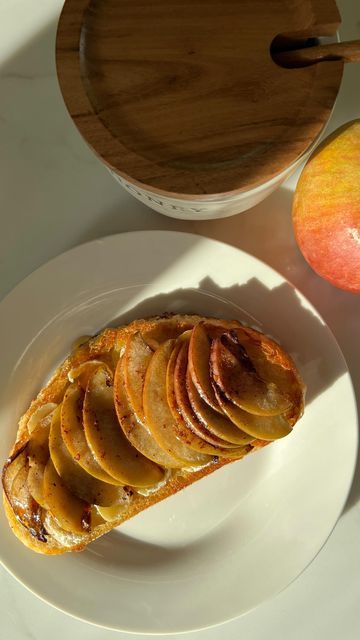 Cookwithfoam on Instagram: "✨✨2023 is the new 1989✨✨ Save&Share 📥↗️ this Apple & Brie toast 🍎 It would be illegal if I didn’t share anything apple related this Fall 🍁 You’ll need - sourdough - half red apple - cinnamon - butter - honey - olive oil (for the toast) How. - thinly slice the apple. - toast the bread. Put aside once reach your desired crunch. - in the same pan. Grill the apple, add butter and cinnamon. - return the toast, add brie then cover the lid and continue to cook until the cheese is melt (this could be done in a toaster oven or air fryer) - take the toast out. Top with the apple and add some honey. A pinch of salt can be add to bring out the flavor from the apple! - enjoy! #toast #toasted #breakfast #breakfastideas #easybreakfast #easybreakfastideas #apple #ap Apple Cinnamon Cottage Cheese, French Toast With Apple Topping, Apple Butter Toast, Brie Toast, Honey And Ricotta Toast, Apple Toast, Apple Brie, Autumn Moodboard, Ricotta Toast