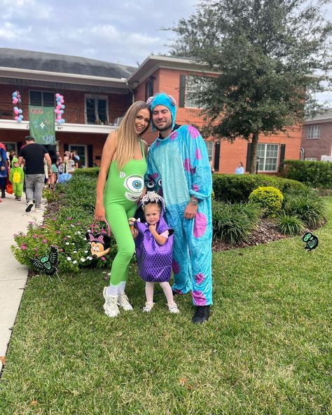 Family Monsters Inc Disney Costume: Sully, Mike Wazowski, and Boo. Pregnant Halloween Costume Idea Monsters Inc Pregnant Costume, Monsters Inc Family Costume, Pregnant Halloween Costume, Mike Wazowski Costume, Wagon Costume, Sully Costume, Pregnancy Costumes, Pregnant Halloween Costumes, Disney Costume