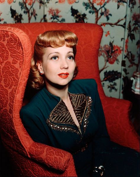 40s Beauty, 1940 Hairstyles, 1940's Hairstyles, Hollywood Portraits, Vintage Bangs, Ann Sothern, Retro Updo, Vintage Hollywood Stars, Vintage Actresses