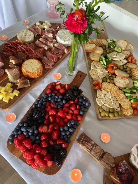 Platter Boards Ideas, Berry Board Ideas, Farewell Party Food Ideas, Picnic Birthday Ideas For Adults, Charcuterie Board 30 People, Birthday Food Set Up, Raspberry Birthday Party, Berry Happy Birthday, Berry Birthday Party Food