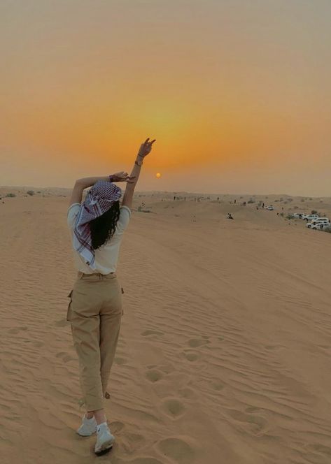 Poses For Desert Pictures, Dubai Desert Pics, Jaislmer Outfit, Dubai Safari Aesthetic, Pose In Desert, Safari Pose Ideas, Desert Safari Dubai Aesthetic, Desert Travel Outfits, Dubai Aesthetic Pictures