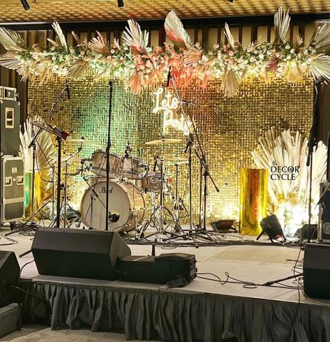 Concert Backdrop, Sequin Wall, Flowers To Make, Disco Night, Stage Decor, Dry Flowers, Photo Booth Backdrop, Pampas Grass, Live Concert