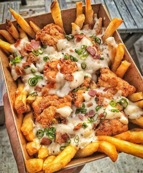 Fried Chicken Poutine God Mat, Cheese Fries, Think Food, Food Goals, Food Platters, Food Obsession, French Fries, Pretty Food, Food Cravings