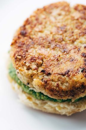 Spicy Cauliflower Veggie Burger | pinchofyum.com (Made with cauliflower, almonds, breadcrumbs, cheese, and chipotle mayo.) Cauliflower Burger, Veggie Patties, Pinch Of Yum, Spicy Cauliflower, Vegan Burgers, Cauliflower Recipes, Veggie Burger, Meatless Meals, Burger Recipes