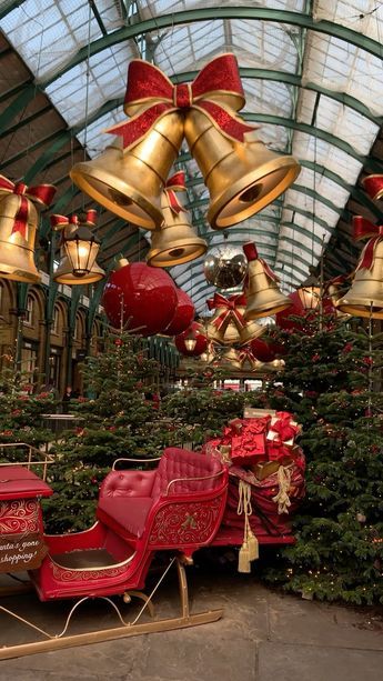 Christmas Covent Garden, London Aesthetic Christmas, Christmas British, Covent Garden Christmas, London Xmas, Garden Christmas Decor, New York Noel, England Christmas, British Christmas