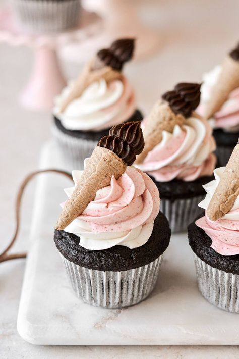 Cupcake Asthetic Picture, Neopolitan Cupcakes, Dulces Aesthetic, Muffins Aesthetic, High Altitude Cake Recipe, Aesthetic Cupcakes, Neapolitan Cupcakes, Cupcake Design Ideas, Cupcakes Strawberry