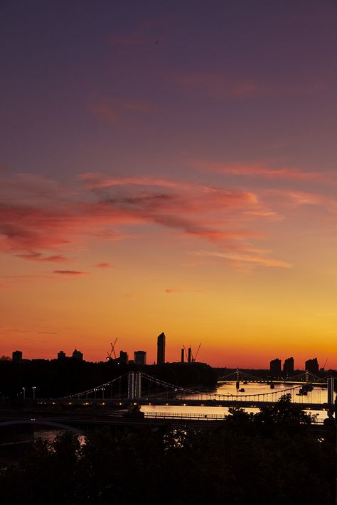 Sunset Aesthetic London, Sunset In London, City Sunset Aesthetic, Battersea London, Sunset London, London Wallpaper, Life In The Uk, London Dreams, Flight Booking