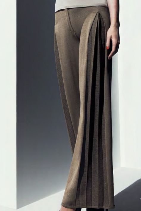 That pleating <3                                                                                                                                                                                 Más Pleated Slacks, Fashion Draping, Pleated Pant, Sculptural Fashion, Pleated Trousers, Pants Large, Pleated Pants, Pants Design, Creative Fashion