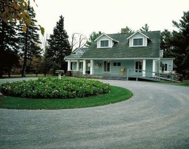 How to Design a Circular Driveway Island thumbnail Circle Driveway Landscaping, Driveway Landscape, Circle Driveway, Landscape Curbing, Driveway Entrance, Driveway Design, Driveway Landscaping, Front Yard Design, Circular Driveway