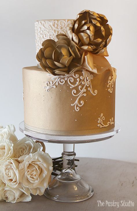 clara Wedding Cakes 2 Tier, Cakes 2 Tier, Best Wedding Cakes, Metallic Cake, 50th Anniversary Cakes, Wedding Cake Fresh Flowers, Luxury Cake, Tiered Cake, Amazing Wedding Cakes