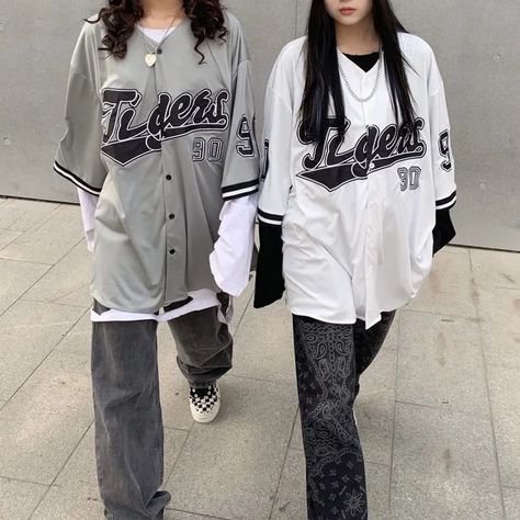 Baseball Jersey Outfit, Tomboy Stil, Outfit Brunch, Korean Shirt, Streetwear Korean, Church Outfit, Streetwear Mode, Oversized Streetwear, Jersey Outfit