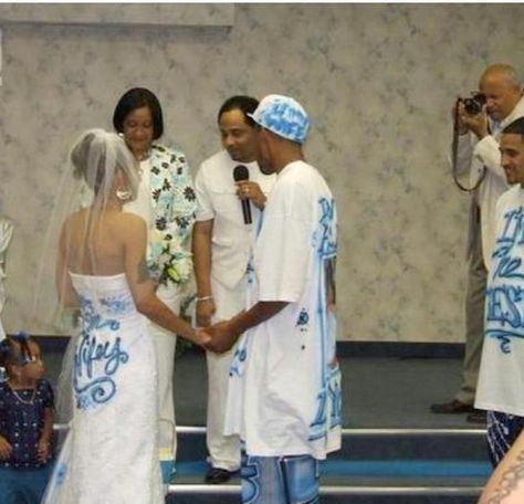 ghetto wedding Ugliest Wedding Dress Funny, Wedding Photo Fails, Weird Wedding Dress, Ugly Wedding Dress, Funny Wedding Pictures, Wedding Fail, Funny Dresses, Funny Wedding Photos, Perfectly Timed Photos