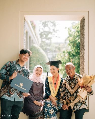 Cute Graduation Outfits, Graduation Cap Design Ideas, Cap Design Ideas, Expensive Presents, Best Friend Graduation, Graduation Pic Ideas, Boy Graduation, Ootd Kondangan, Friend Graduation