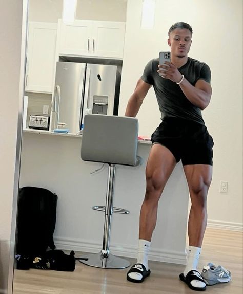 Leg Day Aesthetic Men, Ripped Physique Men, Mens Workout Aesthetic, Nfl Physique, Hood Boy Aesthetic, Quad Workout Men, Tall Muscular Guy, Intellectual Men, Gym Selfie Men