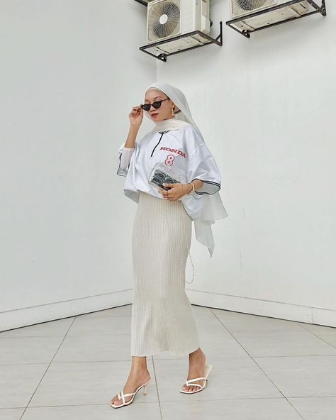 Pencil Skirt Outfits Hijab, Hijab Baddie, Hijabi Casual, Hijabi Baddie, Skirt Outfits Hijab, Hijab Street Fashion, Satin Outfit, Modest Summer Fashion, Hijabi Fits