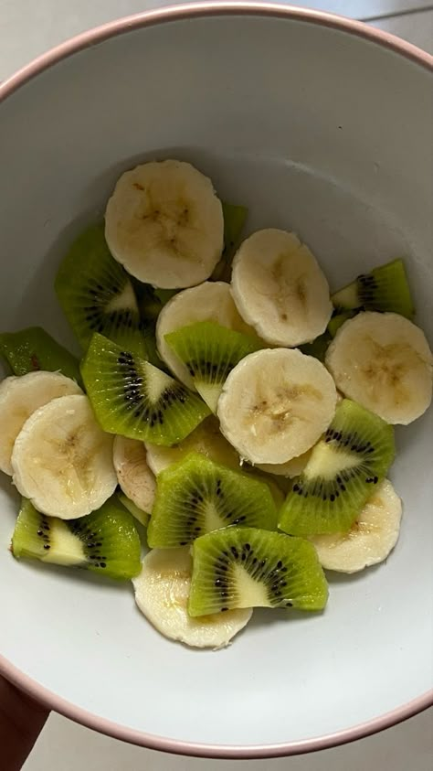 Kiwi And Banana, Vegetarian Snacks Recipes, Vegetarian Snacks, Healthy Food Motivation, Food Displays, Fruit Platter, Snap Food, Fruit Snacks, Banana Pudding