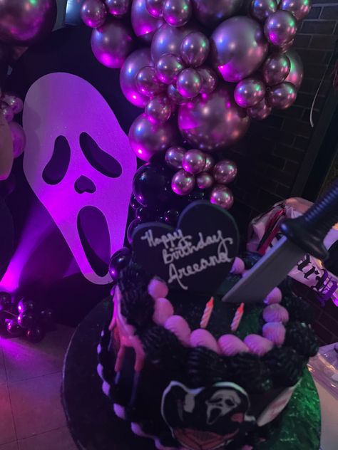 Horror Movie Bday Party, Pink Ghostface Birthday, Ghost Face Party Decorations, Scream Sweet 16, Scream Bday Cake, Scream Movie Birthday Party Pink, Scream Birthday Cake Girl, Scream Movie Birthday Cake, Ghost Face Birthday Party Ideas