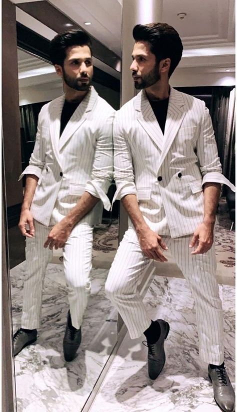 Shahid Kapoor Style – White Suit, Shahid Kapoor Style Decode – Trend For Men at 40 #shahidkapoor #kabirsingh #whitesuit #texedo #blazer #shahidkapoorstyle Kabir Singh Shahid Kapoor, Shahid Kapoor And Kiara, Wedding Suits Men Black, Suit For Men Wedding, Kabir Singh, Wedding Dresses Men Indian, Blazer Outfits Men, Celebrity Fashion Looks, Indian Men Fashion