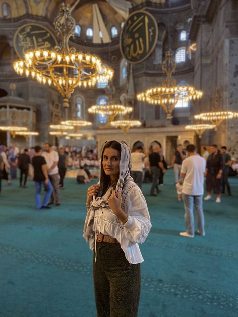 Hagia Sophia Mosque - a must to do! Went at the pray time and it was magical Hagia Sophia Istanbul, Blue Mosque Istanbul, Istanbul Photography, Travel Pose, Turkey Photos, Travel Picture Ideas, Istanbul Travel, Bungou Stray Dogs Characters, Blue Mosque