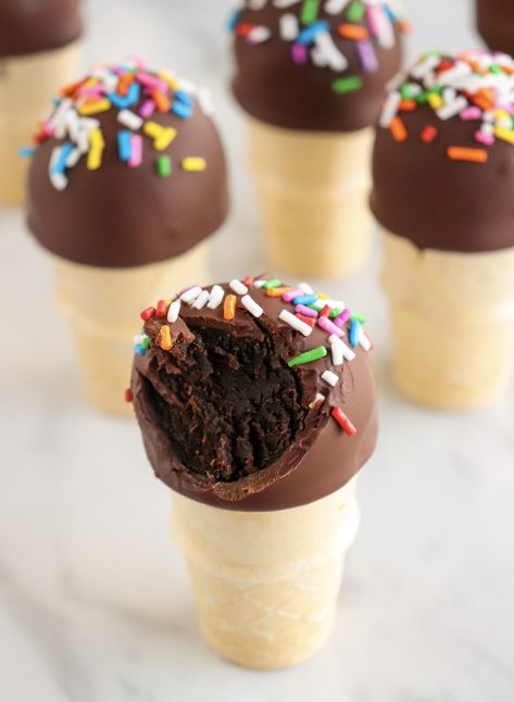 Ice Cream Cone Cakes Birthday, Ice Cream Cone Treats Ideas, Ice Cream Cone Cakes, Cake Pops Designs, Ice Cream Cones Recipe, Cone Cake Pops, Ice Cream Cone Cake Pops, Cake Pop Boxes, Ice Cream Cake Pops