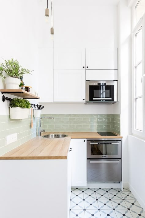 small L-shaped kitchen | Interior Design Ideas Small French Apartment, Small Scandinavian Kitchen, Small Kitchen Backsplash, Green Tile Backsplash, Green Kitchen Designs, Green Backsplash, L Shaped Kitchen, Scandinavian Kitchen, Green Tile