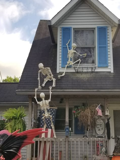 Skeleton Memes, Witchy Party, Skeleton Poses, Skeleton Pics, Silly Skeleton, Scary Halloween Decorations Outdoor, Halloween Diy Outdoor, Outdoor Halloween Decorations, Friends Cartoon