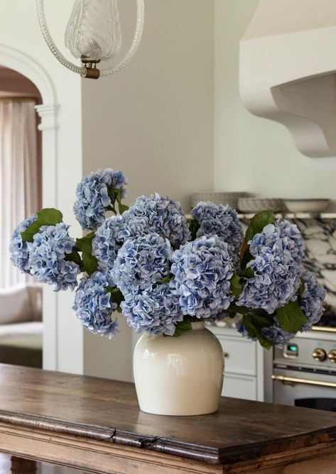 Blue Hydrangea In Vase, Faux Hydrangeas In Vase, Blue Vase Flower Arrangements, Blue Hydrangea Flower Arrangements, Blue Hydrangea Aesthetic, Nancy Meyers Wedding Aesthetic, Hydrangea Bouquet In Vase, Hydrangea Aesthetic, Nancy Myers