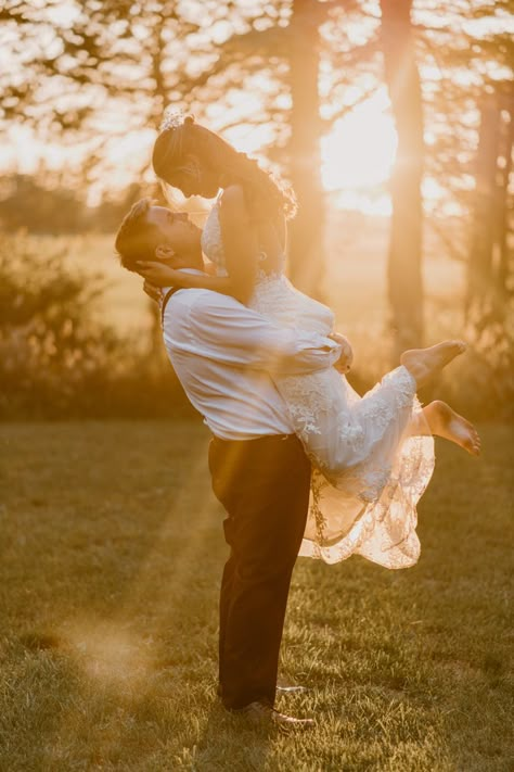 Bride Groom Sunset Photos, Sunset Bridal Pictures, Sunset Wedding Portraits, Bride And Groom Pictures Sunset, Cute Wedding Pictures Bride And Groom, Wedding Photo Sunset, Wedding Golden Hour Photos, Unique Bride And Groom Pictures Romantic, Golden Hour Bride And Groom