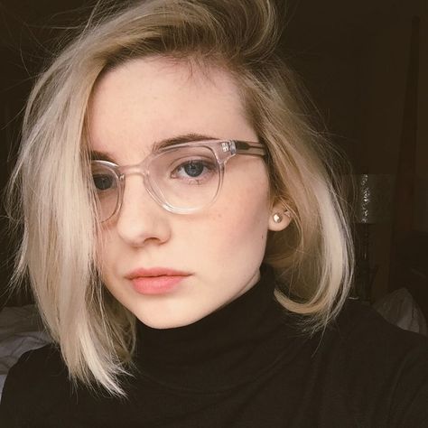 do you want to create a beautiful short haircut ? If you want to look stylish and chic, we picked up 2016 Hair Trends, Girl Almighty, Angled Bob Haircuts, Clear Glasses Frames, Short Hair Trends, Trendy Glasses, Clear Glasses, Cute Hairstyles For Short Hair, Wearing Glasses