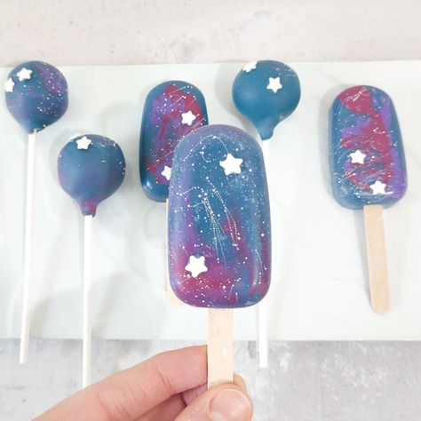 Galaxy themed cake pops and cakesicles.
.
Cake pops e dolcetti a tema galaxy. Space Theme Cakesicles, Galaxy Dessert Table, Cake Pop Planets, Galaxy Cakesicles, Space Cake Pops, Planet Cake Pops, Galaxy Cake Pops, Galaxy Themed Cake, Creepy Wedding