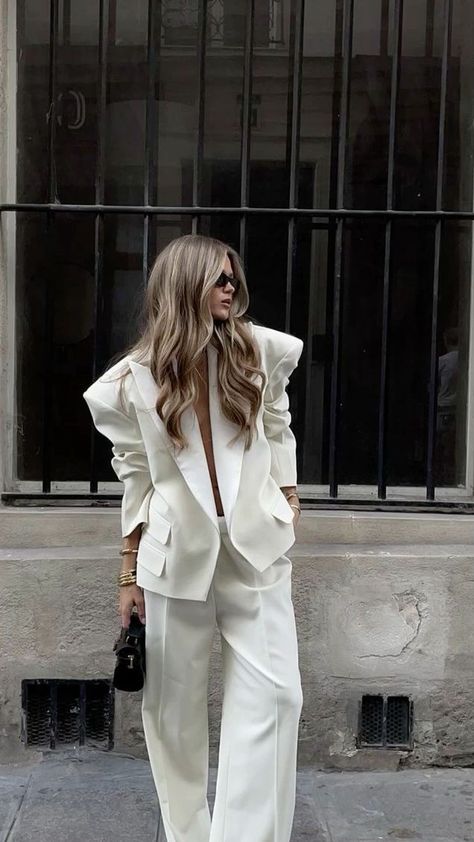 All White Business Casual Outfit, Parisienne Style, Ruffles Top, Jacket Outfit Women, Lit Outfits, Classy Photography, Paris Outfits, Blazer Designs, Blazer Outfits