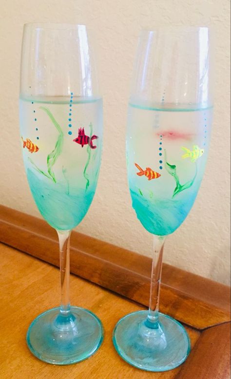 Painting Champagne Glasses, Champagne Glass Painting, Wine Glass Painting Ideas Easy Simple, Wine Glass Painting Ideas Easy, Glass Cup Painting Ideas, Modern Centre Table, Martini Painting, Glassware Painting, Modern Centre Table Designs