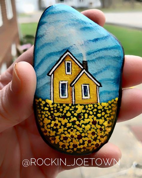 Every bit of kindness makes the world a better place. Quote on the back is attributed to Desmond Tutu…#paintedrocksofinstagram #kindnessrocksproject #stjosephmissouri #stjosephmorocks #kindnessrocksstj #rockart #paintedpebbles #desmondtutuquotes #desmondtutu #stonepainting Rock Painting Supplies, Happy Rock, Stone Art Painting, Painting Ideas Easy, Rock And Pebbles, Painted Rocks Craft, Yellow House, Painted Rocks Diy, Rock Painting Ideas Easy