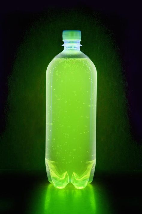 How To Make Glow in the Dark Mountain Dew: Baking soda and peroxide are not the ingredients that made soda glow! Homemade Glow Sticks, Glow In The Dark Liquid, Edible Water Bottle, Glow Bottle, Diy Glow In The Dark, Dark Mountains, Halloween Science, Diy Glow, Dark Party