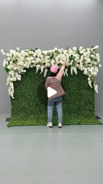 bedaflowers-Aylin on Instagram: "Flower wall, free shipping worldwide🤩 #flowerwall #flowers #decor #backdrop #wedding #party #garden #event #plant #green #white #greenwall #artifitialflower #decorationforhome #gift #roomdecor #mothersdaygift #silk#diy #arrangement #handmake #realestate" Boxwood Wall Wedding, Grass Wall With Flowers, Back Drops For Weddings Receptions, Photobooth Backdrop Ideas, Grass Wall Backdrop, Garden Event, Summer Ball, Grass Backdrops, Decor Backdrop