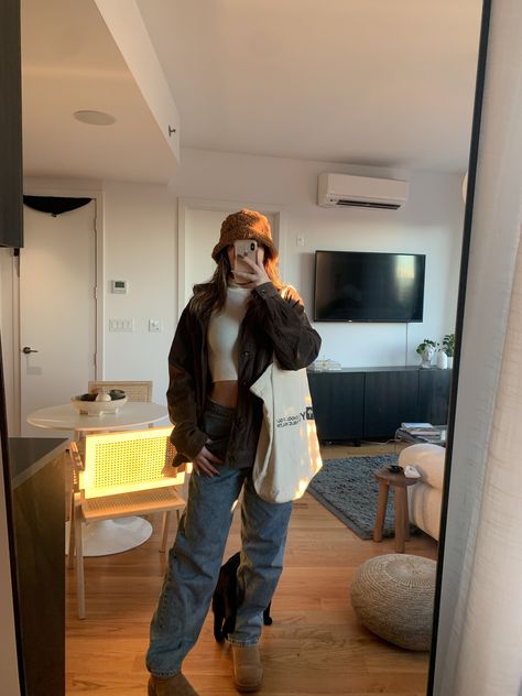 oversized low rise jeans, mini uggs, flannel, white turtle neck, teddy bear bucket hat, nyu tote bag Teddy Bear Bucket Hat, Bear Bucket Hat, Mini Uggs, White Turtle Neck, Bucket Hat Outfit, Hat Outfit, Ugg Mini, Fall Fits, Outfits With Hats