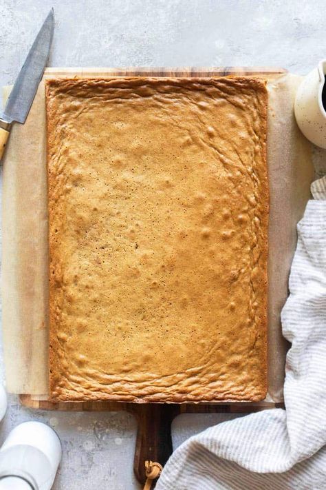 Buttery, chewy , packed with maple-ey flavor and made with pantry-staple ingredients, these Brown Butter Maple Blondies are easy-to-make and absurdly tasty! #brownbutter #maple #maplesyrup #blondies #bars Maple Blondies, Blondies Bars, Grandbaby Cakes, Maple Syrup Recipes, Maple Butter, Blondies Recipe, Cake Pop Recipe, Christmas Cooking, Butter Recipe