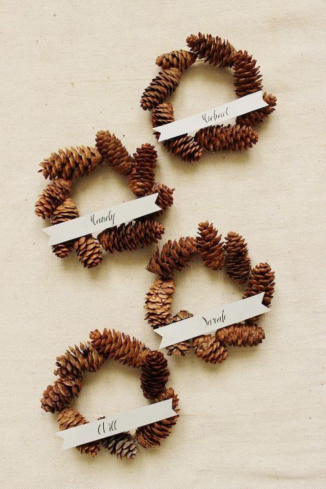 Holiday Place Cards, Pinecone Wreath, Pine Cone Crafts, Noel Christmas, Holiday Inspiration, Scandinavian Christmas, Christmas Love, Christmas Inspiration, Name Tags