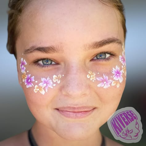 Simple & pretty, say hello to flower freckles. This is my go to design for small children that haven’t had a face paint before, but also great for big children too! 🌸🌼🌸🌼 @beatsunderthebridge #kiversefacepainting #flowerfacepaint #flowerfreckles #flowerfacepainting #facepaintingideas #mandurahfacepainter Face Painting Unique, Quick Face Paint, Children Face Painting, Face Painting Designs Creative, Flower Freckles, Flower Face Paint, Face Painting Flowers, Face Painting Tutorials, Face Painting Easy