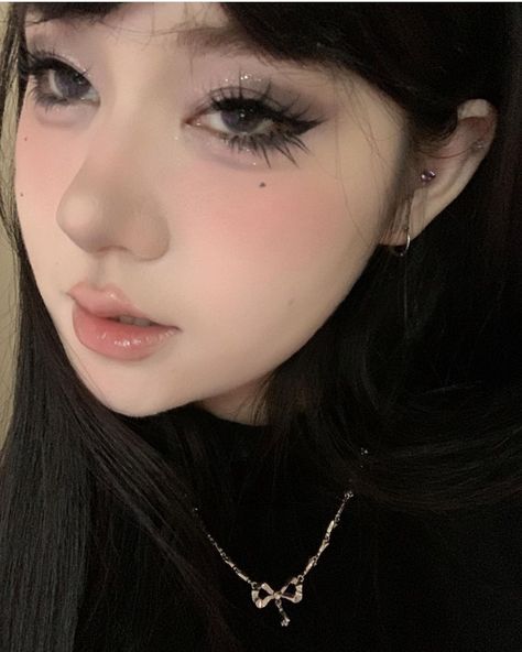 Dark Eye Shadow Makeup, Douyin Makeup Black Eyeshadow, Smoky Douyin Makeup, Dark Douyin Makeup, Dark Eye Makeup, Inspo Makeup, Chinese Makeup, Douyin Makeup, White Makeup