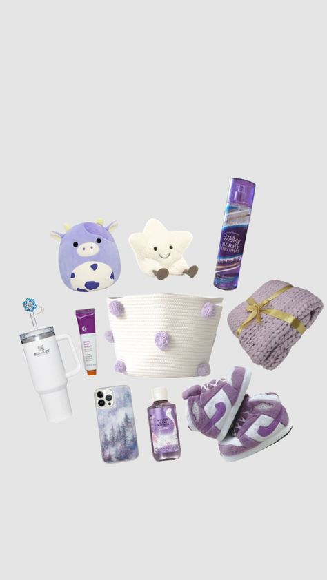 Purple burr basket 💜 Birthday Paragraph, Goodie Basket, Christmas Presents For Friends, Birthday Basket, Purple Gift, Gift Inspo, Bff Gifts, Secret Santa Gifts, Cute Phone Cases