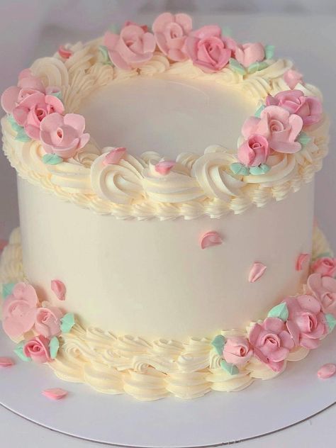 2 Layer Flower Cake, Tart Cake Birthday, Pink Birthday Cake With Flowers, 2 Tier Vintage Cake, Pretty Cakes For Women Birthdays, Elegant Pink Cake, Heart Cake Recipes, Bolo Vintage, Decorate A Cake