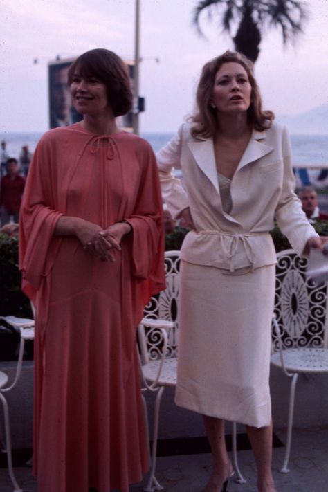 The Best Cannes Red-Carpet Looks Of All Time Glenda Jackson, Split Dress Thigh, Frilled Dress, Versace Gown, Cannes Red Carpet, Satin Evening Gown, Boat Fashion, Faye Dunaway, Valentino Couture