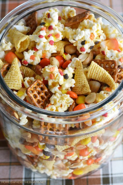 Popcorn Treats Bags, Thanksgiving Munchies, Thanksgiving Popcorn, Harvest Popcorn, Bark Healthy, Popcorn Mix Recipes, Candy Corn Popcorn, Fall Popcorn, Popcorn Store