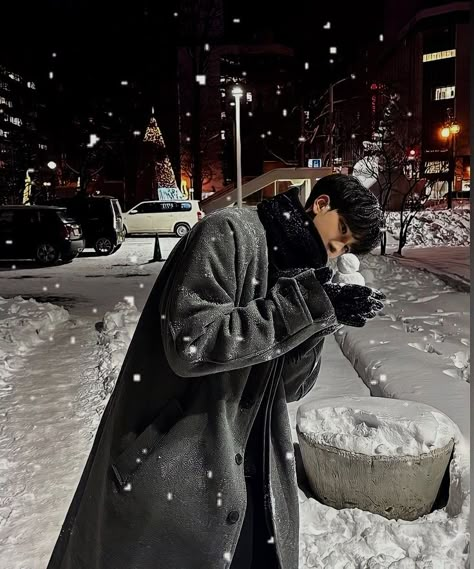 Korea Snow Outfit, Korea Winter Fashion Men, Asia Men Fashion, Men Winter Photoshoot, Christmas Guy Aesthetic, Snowy Winter Outfits Men, Winter Photoshoot Ideas Men, Korea Snow Aesthetic, Guy Instagram Pictures Aesthetic