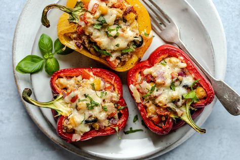 Quinoa Stuffed Peppers - Vegetarian - The Last Food Blog Veggie Stuffed Peppers, Lunch Recipes Vegetarian, Feta And Olives, Vegetarian Lunch Recipes, Vegetarian Stuffed Peppers, Quinoa Stuffed Peppers, Mediterranean Recipes Healthy, Ground Beef Rice, Cravings Recipes