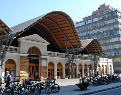 Proving that roofs need not be boring is the Santa Caterina Market in Barcelona, Spain. Consists of 325,000 ceramic pieces of over 60 colours representing the colours of the fruits and vegetables sold inside, the marker boasts of its amazing architecture and the fresh produce it sells. #color #travel #world #exterior #SantaCaterinaMarket #barcelona #Spain #market Market Architecture, Spa Studio, Indoor Markets, Sheboygan Wisconsin, Commercial And Office Architecture, Landscape Architecture Drawing, Traditional Market, Spanish Architecture, New Roof