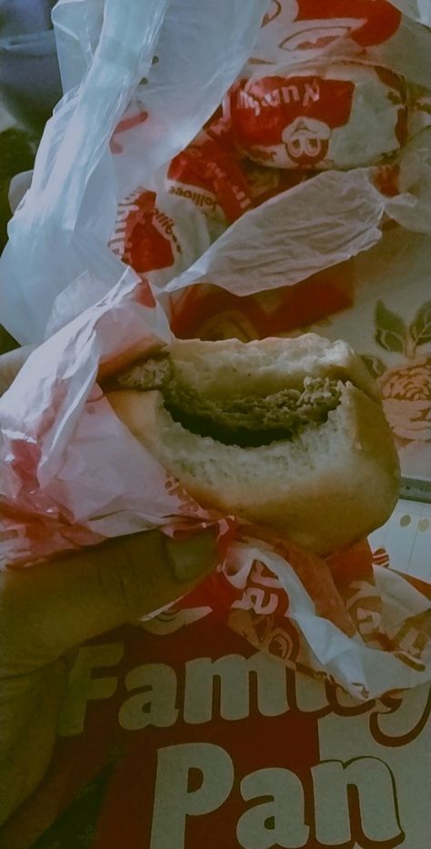 Jollibee yum burger is a 💗 Yum Burger Jollibee, Jollibee Burger, Chip Bag, Snack Recipes, Chips, Snacks, Quick Saves