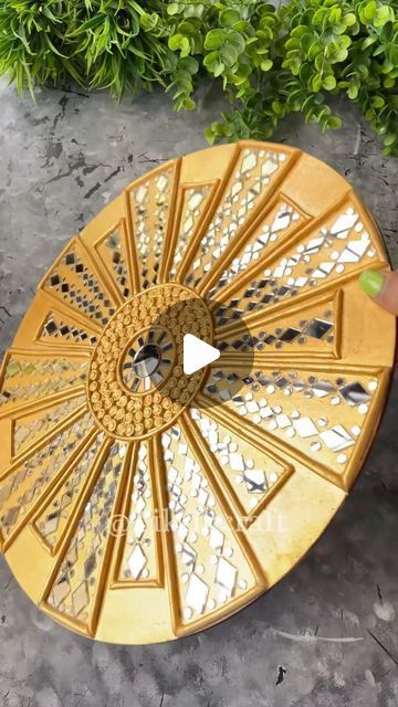 How To Do Lippan Art, Clay Mirror Mandala Art, Air Clay Diy Ideas, Lippan Art Design, Lippan Art Work, Lippan Art Mirror, Mud Art, Golden Mirror, Lippan Art