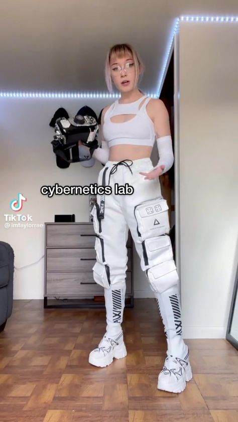 Cybercore Fashion Aesthetic, Retro Futuristic Outfits Women, Cyberware Fashion, Space Futuristic Aesthetic Outfit, Tech Core Outfits, Futurepunk Fashion, Space Punk Fashion, Cyberpunk Accessories Ideas, Women Cyberpunk Fashion